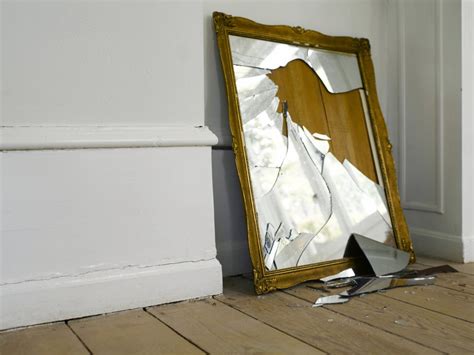 Разбитое зеркало
 2024.04.27 12:36
